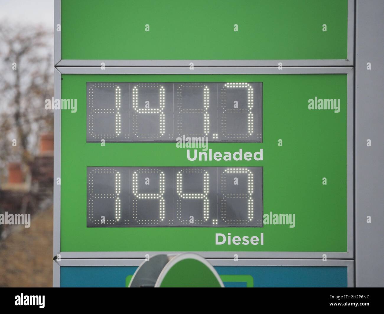 Rainham, Kent, Großbritannien. Oktober 2021. Die meisten Tankstellen haben ihre Preise nach der „Tankstellenmontage“ erhöht. An diesem Nachmittag gibt es in Rainham, Kent, Preisschilder für Supermärkte und Marken für Benzin. Kredit: James Bell/Alamy Live Nachrichten Stockfoto