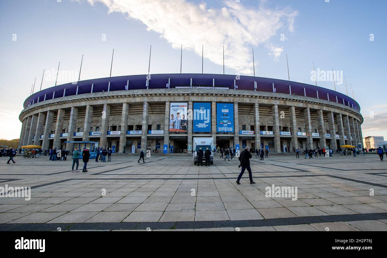 Berlin, Deutschland. Oktober 2021. Fußball: Bundesliga, Hertha BSC - Borussia Mönchengladbach, Matchday 9, Olympiastadion. Vor dem Start des Spiels ist der Eingang zum Berliner Olympiastadion noch fast leer. Ca. 25,000 Zuschauer werden heute Abend erwartet. Quelle: Andreas Gora/dpa - WICHTIGER HINWEIS: Gemäß den Bestimmungen der DFL Deutsche Fußball Liga und/oder des DFB Deutscher Fußball-Bund ist es untersagt, im Stadion und/oder vom Spiel aufgenommene Fotos in Form von Sequenzbildern und/oder videoähnlichen Fotoserien zu verwenden oder zu verwenden./dpa/Alamy Live News Stockfoto