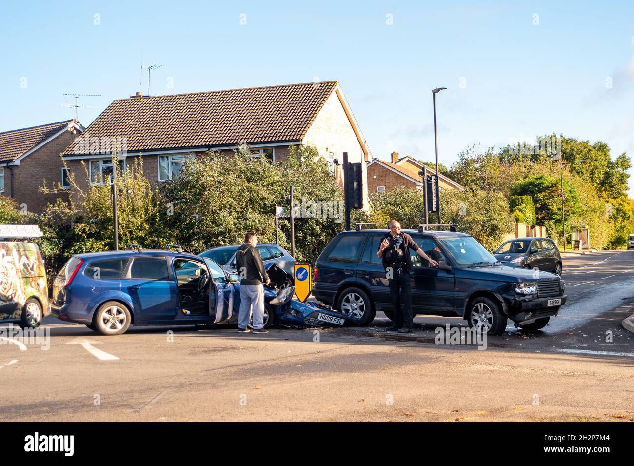Burnham, Buckinghamshire, Großbritannien. Oktober 2021. Die Front eines Ford Zetec wird bei einem schweren Verkehrsunfall in der Nähe der Ampeln an der berüchtigten Five Points Kreuzung in Burnham von einem Range Rover zerschlagen. Quelle: Maureen McLean/Alamy Stockfoto