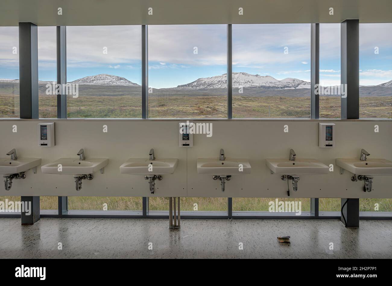 Thingvellir (Pingvellir) National Park, Island – 25. September 2021: Innenansicht der öffentlichen Waschbecken im Park Stockfoto