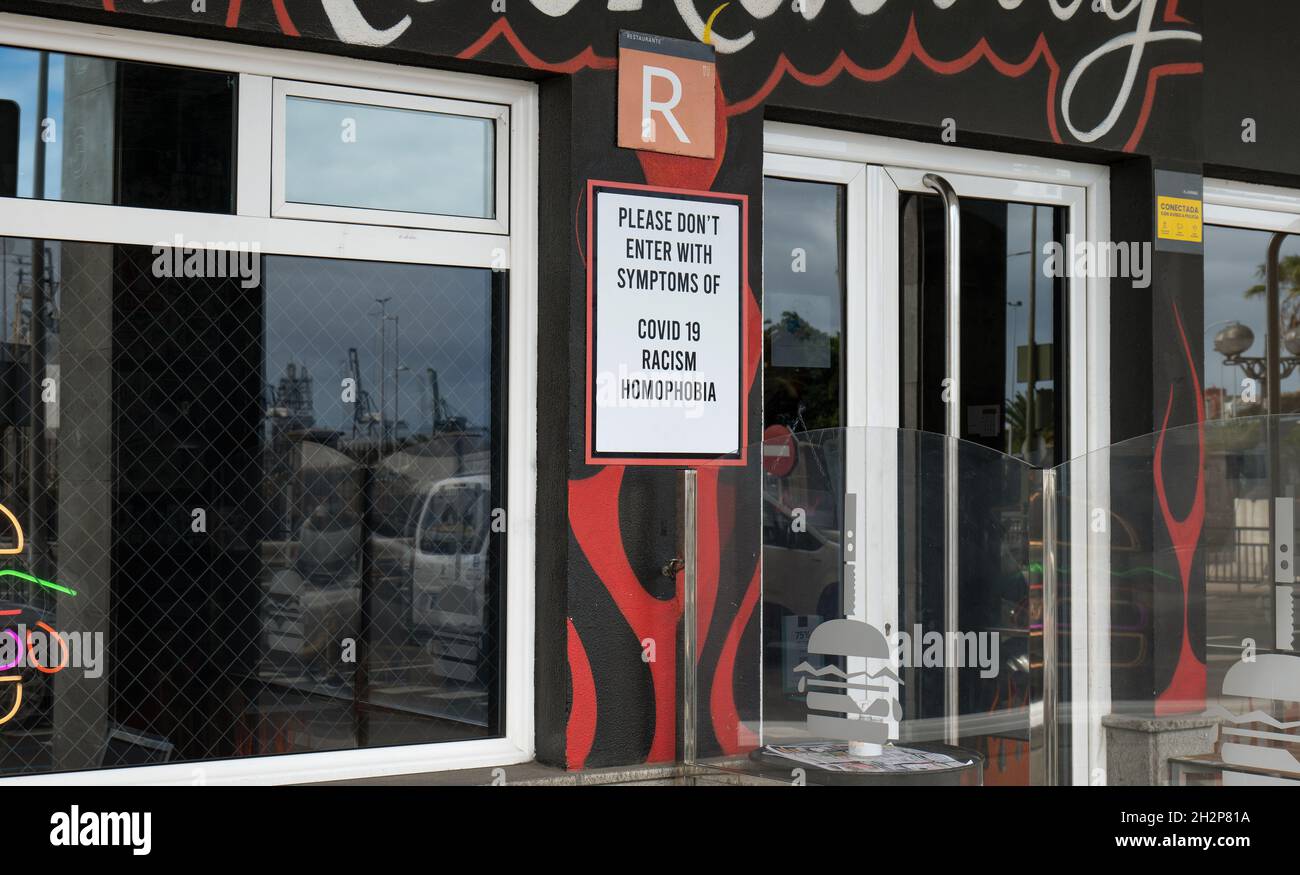 Schild am Eingang des Restaurants: „Bitte geben Sie nicht mit Symptomen von Covid19, Rassismus, Homophobie ein“ Stockfoto