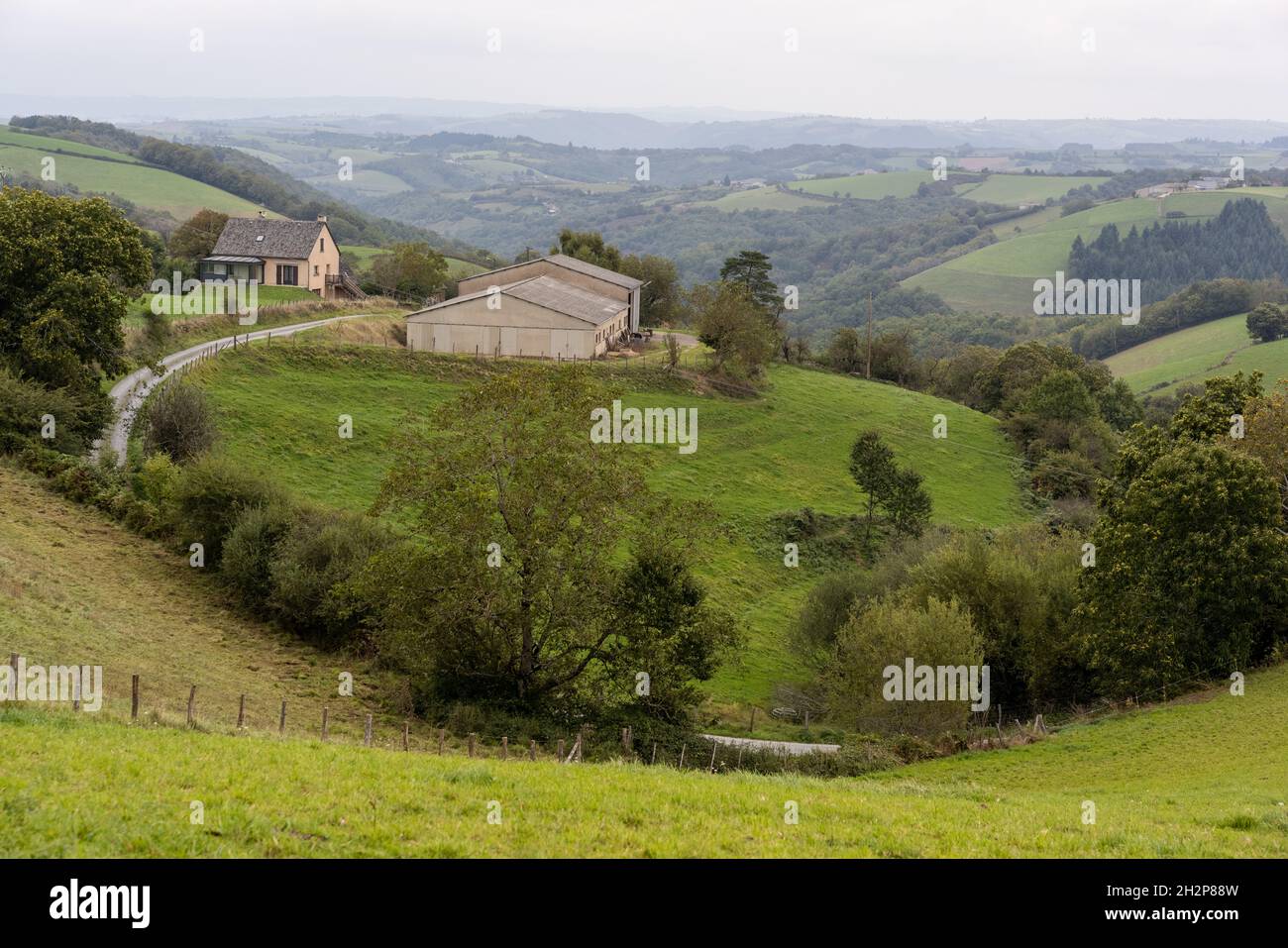 Bauernhof und Landschaft in Cabassieres, Aveyron, Oczitanien, Frankreich Stockfoto