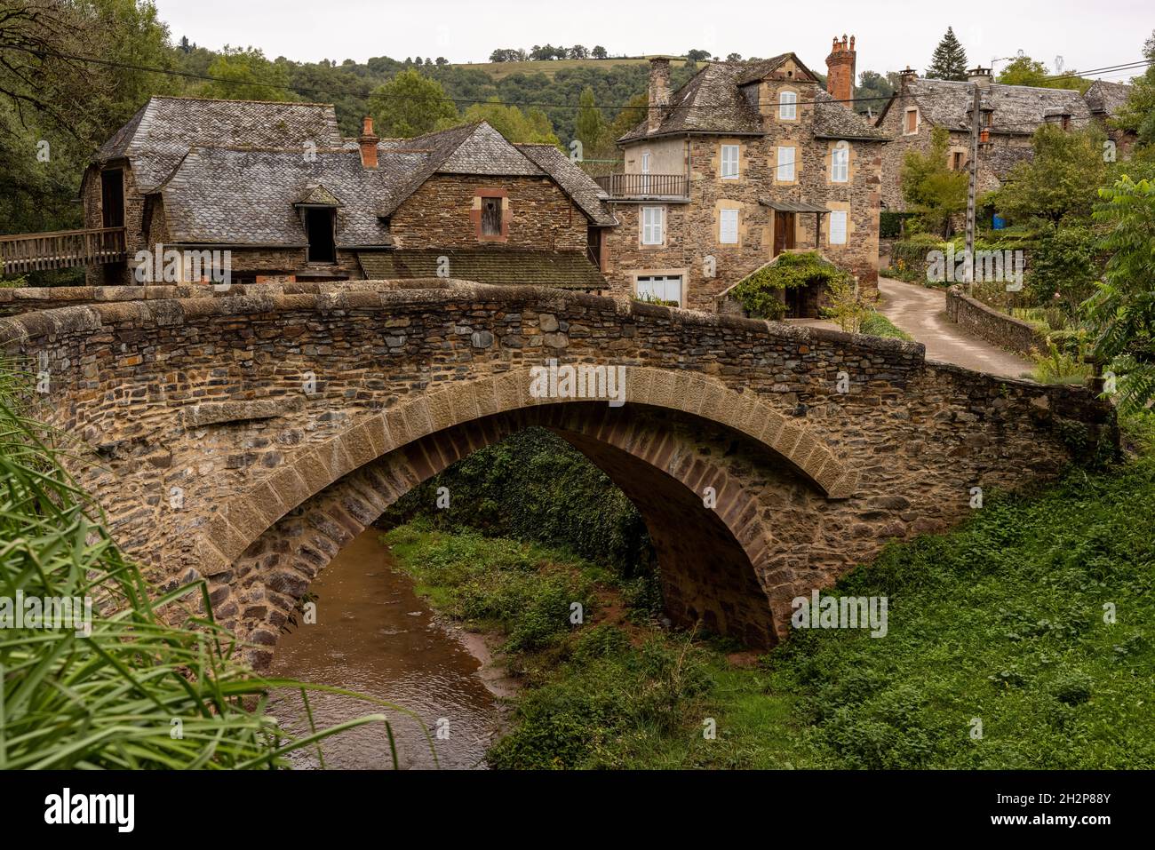 Steinbogenbrücke im französischen Weiler Verrieres en Sebrazac, Aveyron, Ockitanien, Frankreich Stockfoto
