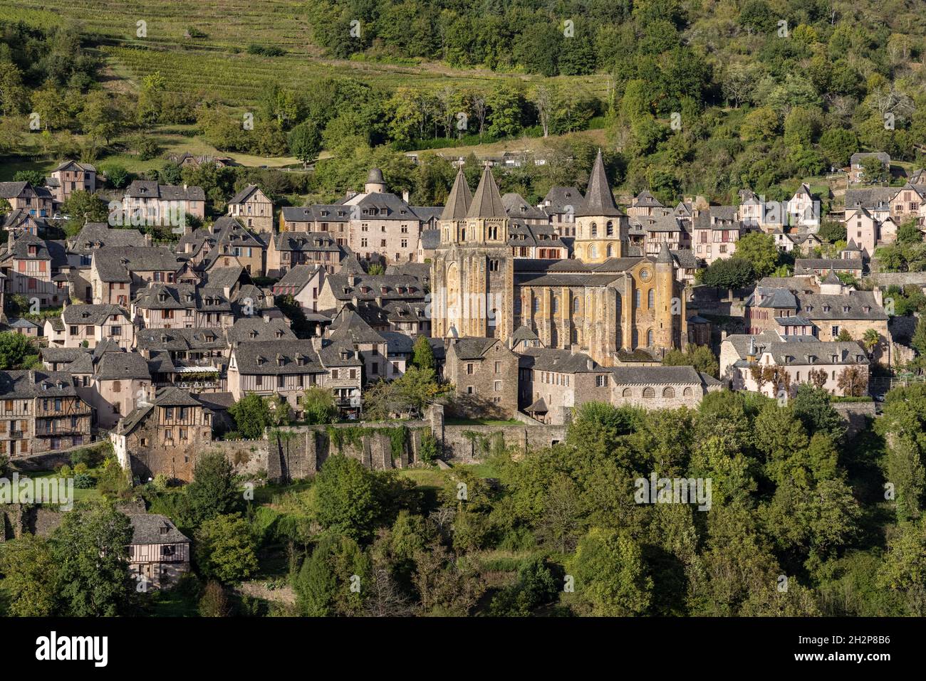 Blick auf das Dorf Conques und die Abteikirche Ste Foy vom Aussichtspunkt Bancarel, Conques, Aveyron, Frankreich Stockfoto