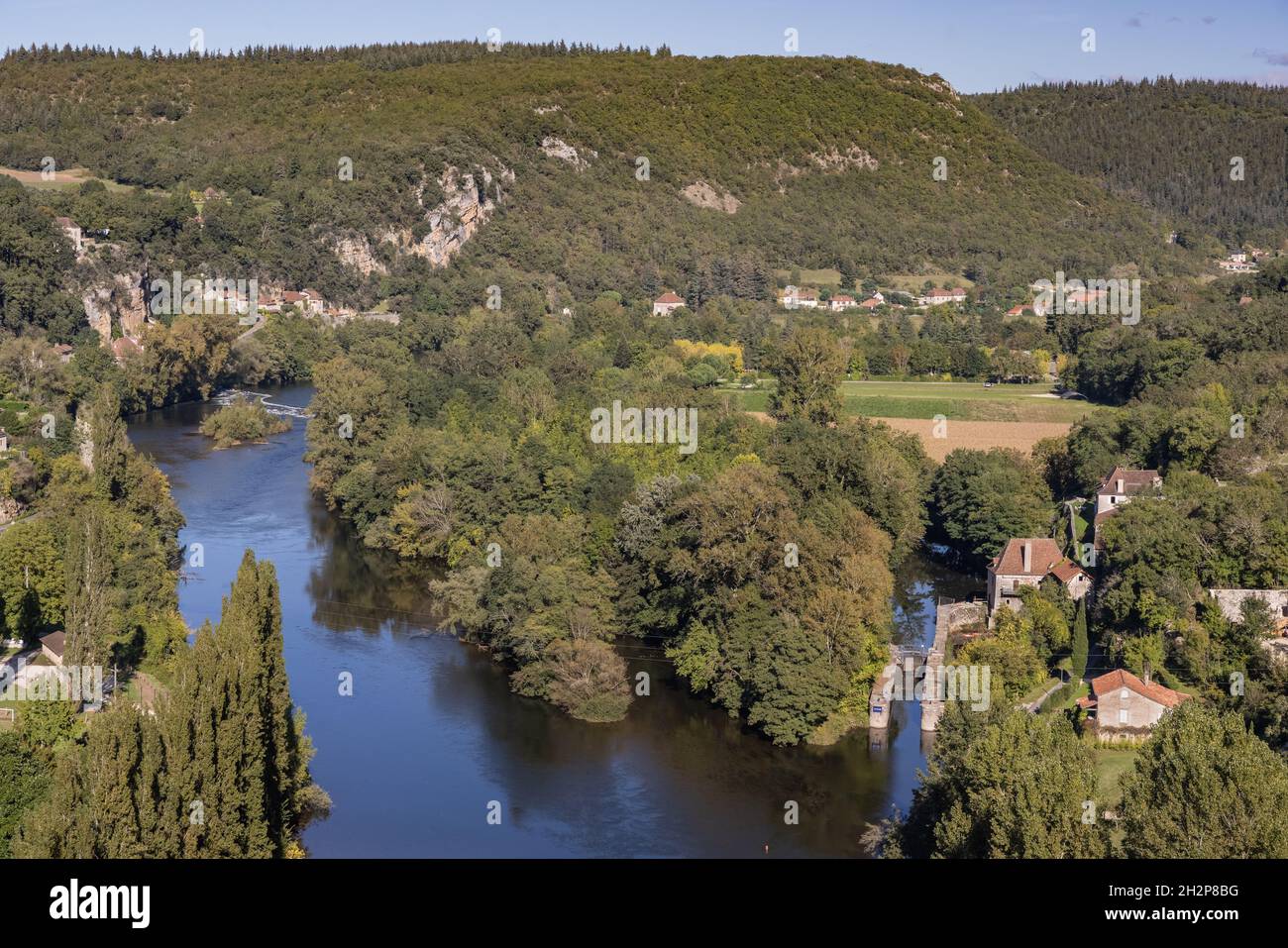 Blick auf den Fluss Lot und die Schleuse vom Dorf Saint-Cirq-Lapopie im Lot-Tal, Oczitanie, Frankreich Stockfoto