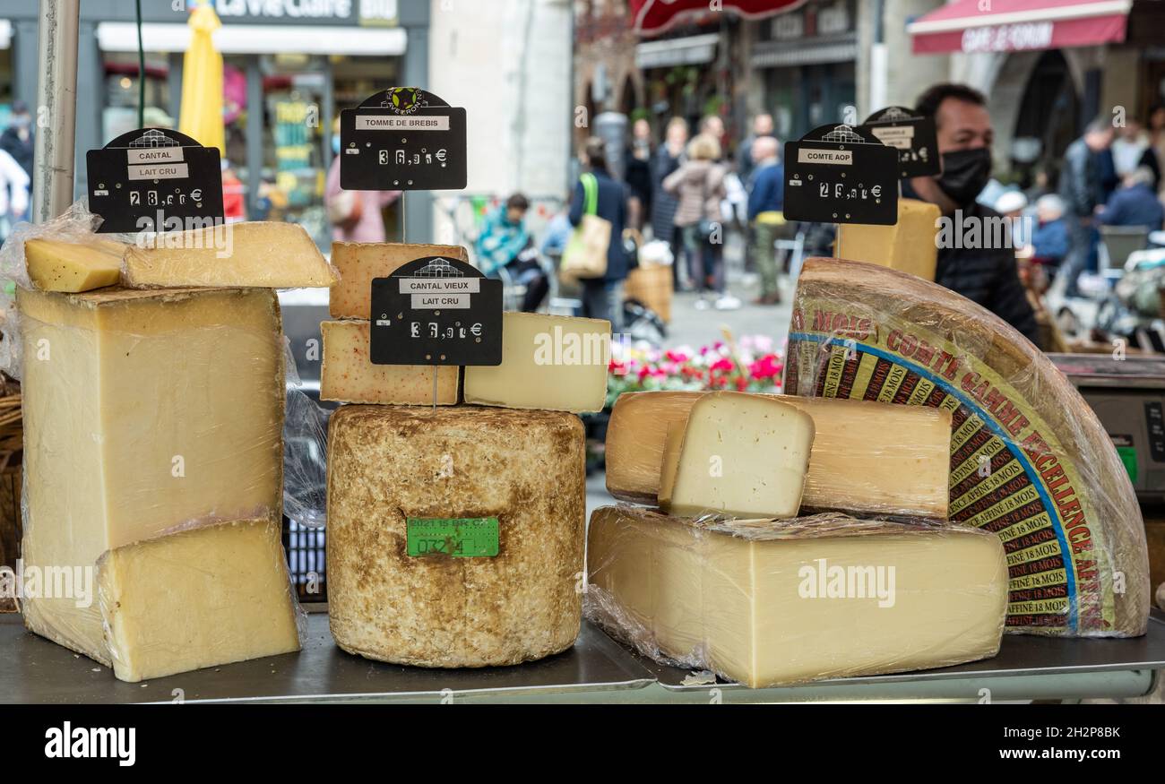 Käse zum Verkauf auf dem Samstagsmarkt, Place Jean Jacques Chapou, Cahors, Frankreich Stockfoto