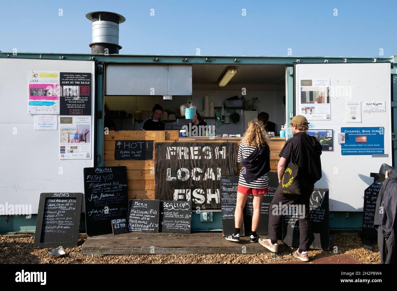 Menschen Kunden kaufen Meeresfrüchte Mahlzeiten Lebensmittel Snacks bei Dungeness Snack Shack Fischhütte Verkauf frischer lokaler Fisch in Kent England Großbritannien Großbritannien KATHY DEWITT Stockfoto