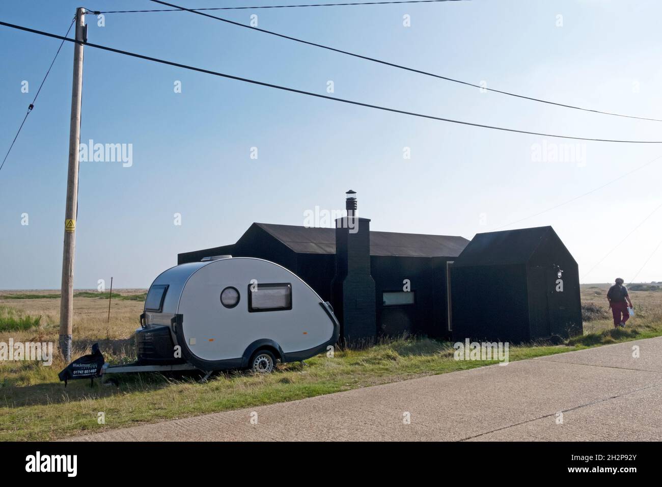 Kleines, modernes, schwarzes Haus und Wohnwagen Dungeness Road Dungeness Kent England Großbritannien KATHY DEWITT Stockfoto