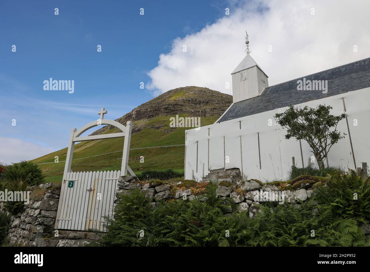 Kirche in Bour Village, Vagar Island, Färöer Inseln, Skandinavien, Europa. Stockfoto