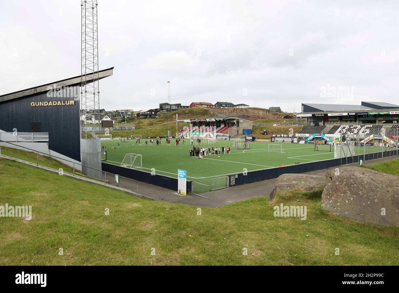 Blick auf das Fußballstadion Gundadalur, T-rsv¿llur, Torsvollur, Torshavn, Streymoy, Färöer-Inseln, Skandinavien, Europa. Stockfoto