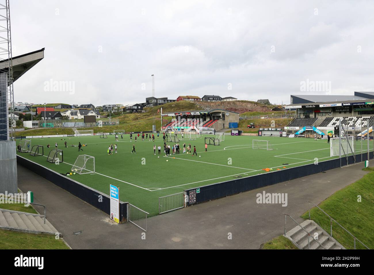 Blick auf das Fußballstadion Gundadalur, Tórsvøllur, Torsvoldur, Torshavn, Streymoy, Färöer, Skandinavien, Europa. Stockfoto