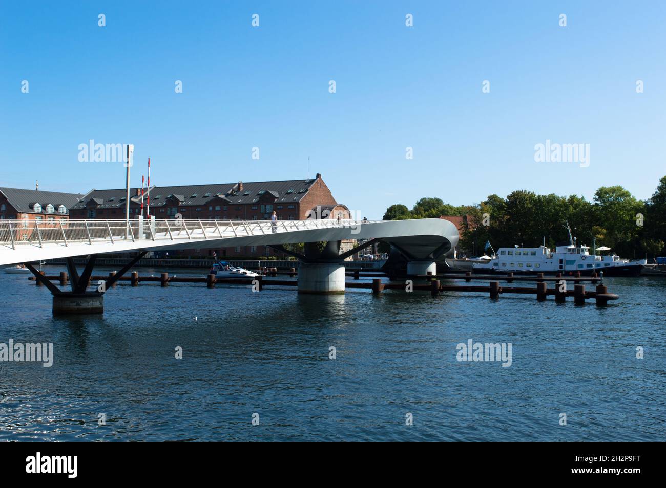 Kopenhagen, Dänemark - 02 Sep 2021: Moderne futuristische Brücke Lille Langebro, Fußgänger- und Fahrradbrücke Stockfoto