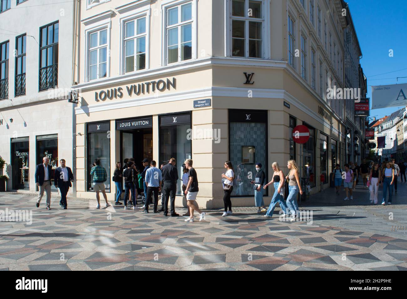 Kopenhagen, Dänemark - 02. Sep 2021: Junge Menschen warten in der Schlange, um den Louis Vuitton Shop im Stadtzentrum zu betreten Stockfoto