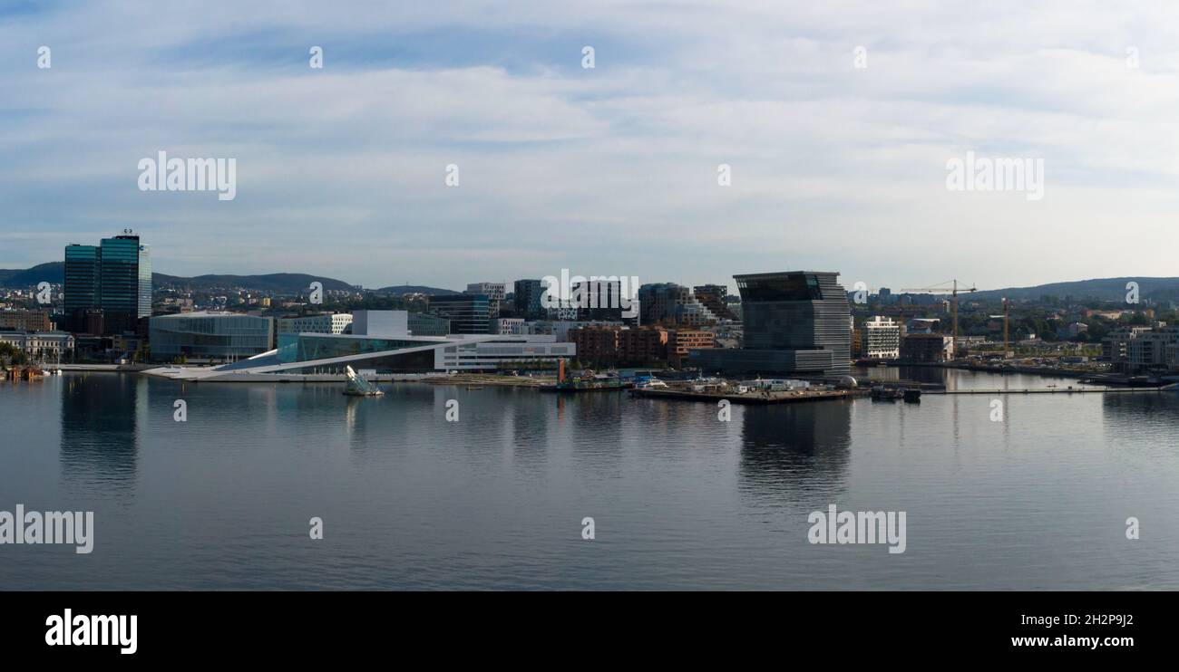 Oslo, Norwegen - 01. Sep 2021: Panoramablick auf die moderne Architektur mit dem berühmten Opernhaus und dem Munch Museum Stockfoto