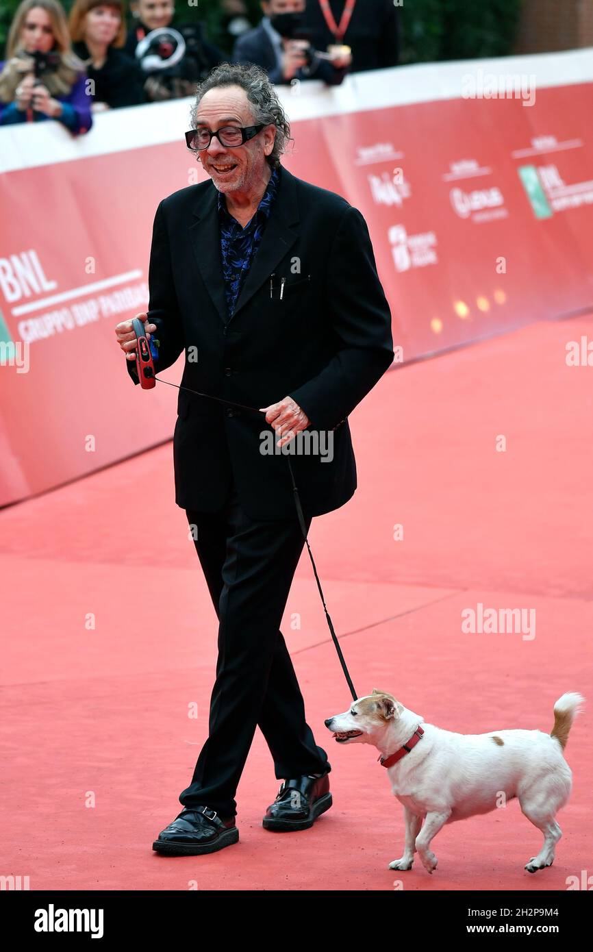 Rom, Italien. Oktober 2021. Tim Burton nimmt mit seinem Hund an einem roten Teppich von Close Encounter während der 16. Ausgabe des Rome Film Fest Teil. Rom (Italien), 23. Oktober 2021 Foto Andrea Staccioli/Insidefoto Kredit: Insidefoto srl/Alamy Live News Stockfoto