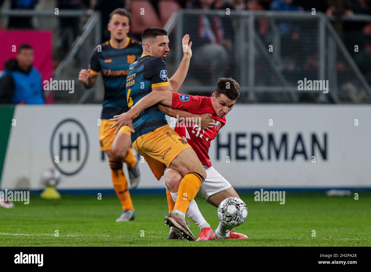 UTRECHT, NIEDERLANDE - 23. OKTOBER: Ibrahim Dresevic vom SC Heerenveen, Anastasios Douvikas vom FC Utrecht während des niederländischen Eredivisie-Spiels zwischen dem FC Utrecht und dem SC Heerenveen am 23. Oktober 2021 in Galgenwaard in Utrecht, Niederlande (Foto: Peter Lous/Orange Picts) Stockfoto