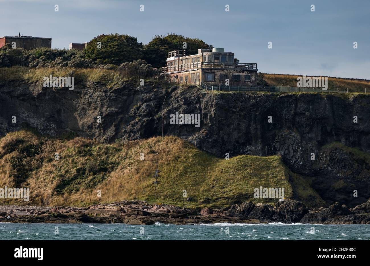Ehemalige stillgelegten Radarstation des Zweiten Weltkriegs auf der Gin Head-Klippe oberhalb von Firth of Forth, East Lothian, Schottland, Großbritannien Stockfoto