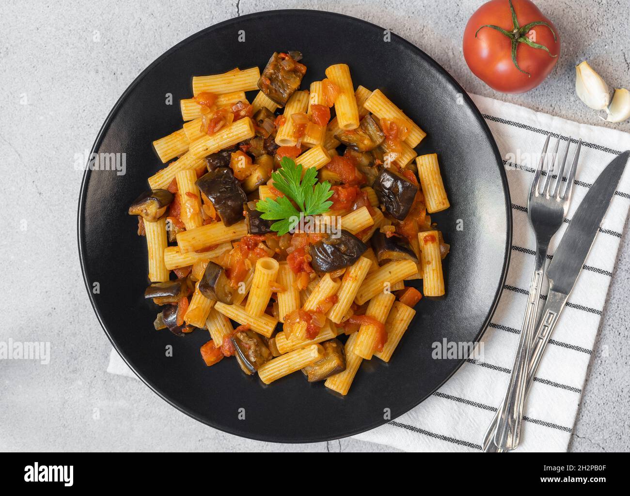 Rigatoni Pasta mit Auberginen und Tomatensauce. Blick von oben. Stockfoto