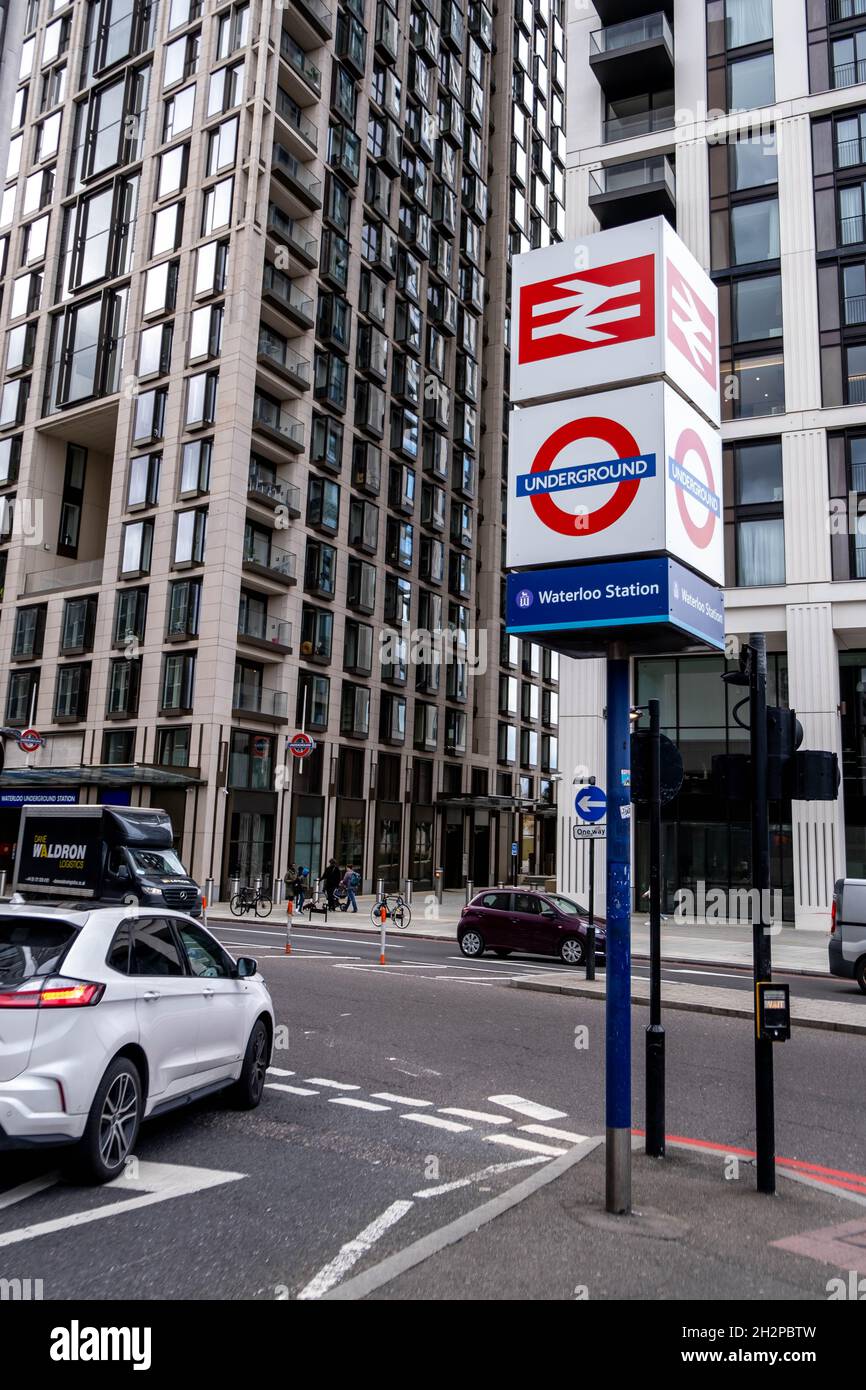 Moderne Hochhäuser für Büro- und Wohngebäude in London mit Einem Schild der Waterloo U-Bahn-Station „Sign Post“ und „No People“ Stockfoto