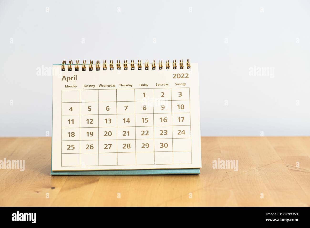 April 2022 Kalender auf einem Holztisch Stockfoto