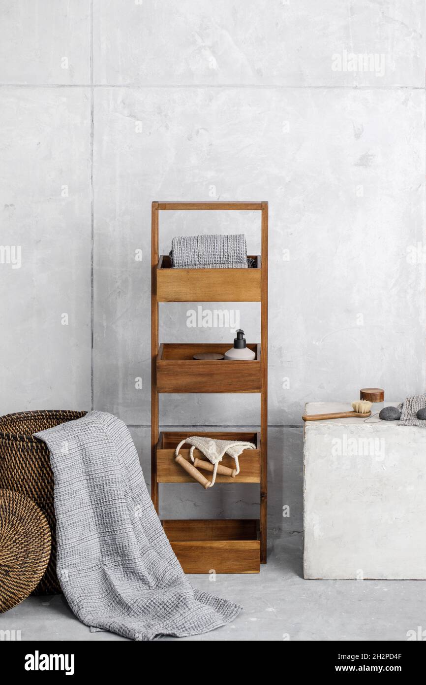 Handtücher aus Bio-Waffelwäsche in Rattan-Korb, Aufbewahrungseinheit aus  Holz, Bad Zero Waste Accessoires in Grautönen in modernem  Badezimmer-Interieur. D Stockfotografie - Alamy