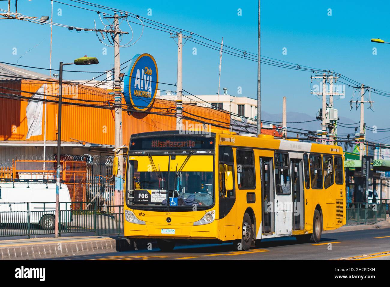 Santiago, Chile - Juli 2021: Ein Transantiago, oder Red Metropolitana de Movilidad, Bus in Santiago Stockfoto