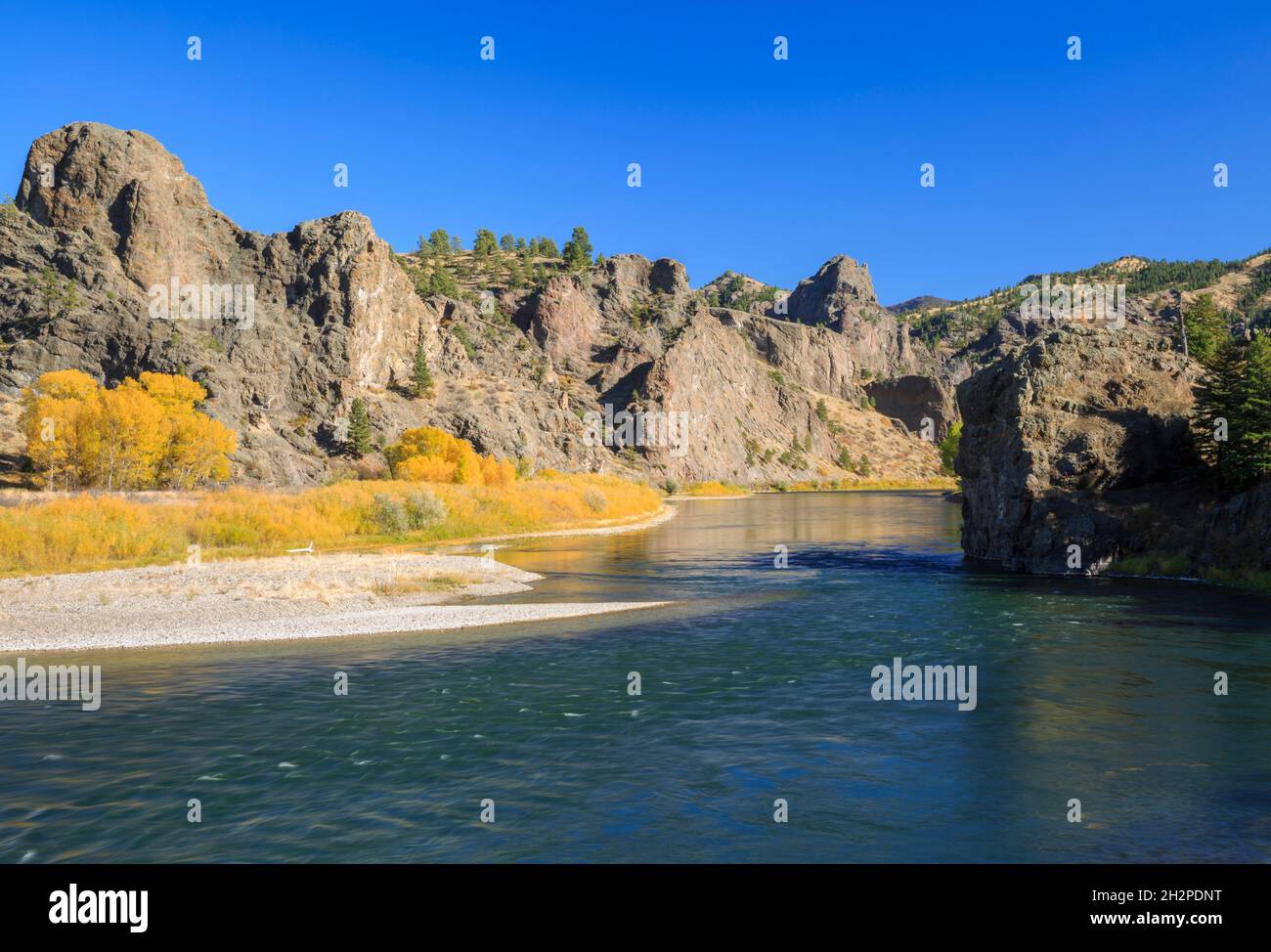 Herbstfarben und Klippen entlang des missouri Flusses in der Nähe von dearborn, montana Stockfoto