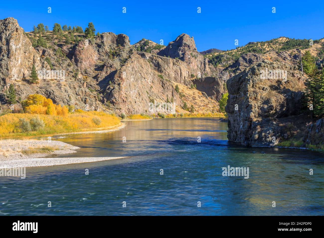 Herbstfarben und Klippen entlang des missouri Flusses in der Nähe von dearborn, montana Stockfoto
