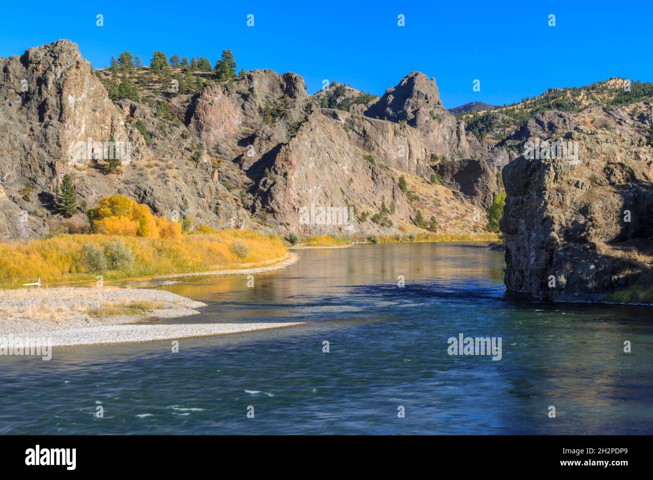 Herbstfarben und Klippen entlang des missouri Flusses in der Nähe von dearborn, montana Stockfoto