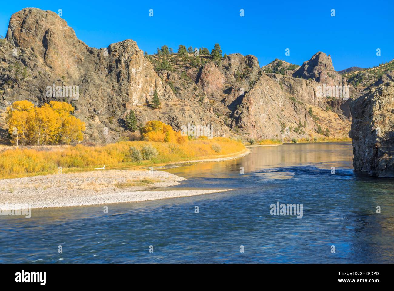 Herbstfarben und Klippen entlang des missouri Flusses in der Nähe von dearborn, montana Stockfoto
