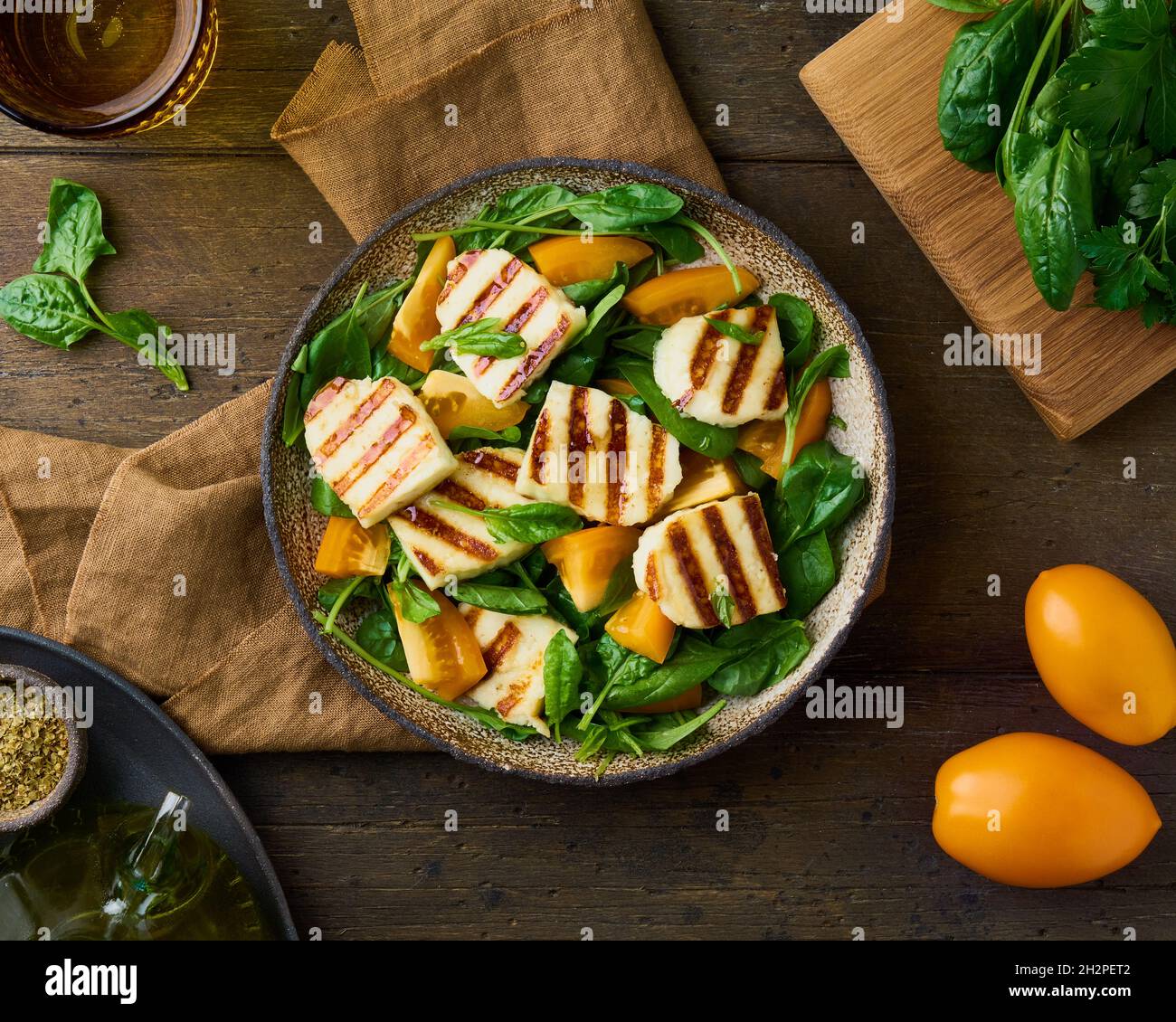 Nahrhafter vegetarischer Salat mit Tomaten, Spinat, Halloumi-Käse Stockfoto
