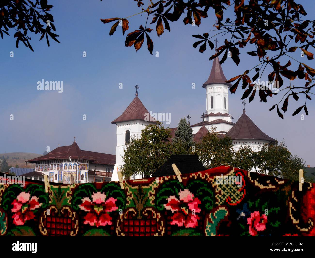 Helle, traditionelle Teppiche mit bemalten Kloster im Hintergrund, Rumänien. Ausreichend Speicherplatz für Kopien. Hochwertige Fotos Stockfoto