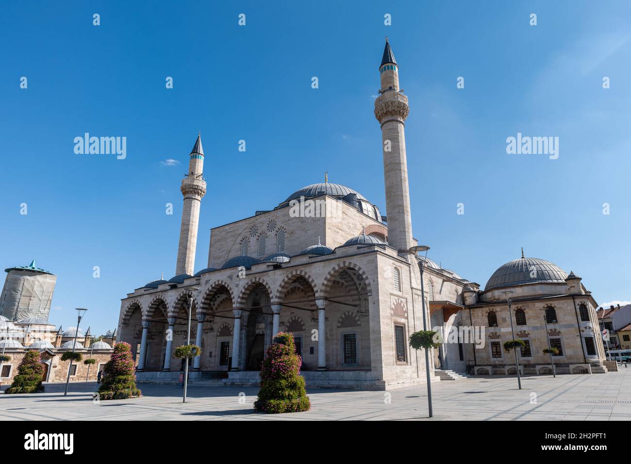 Konya, Türkei - 2021. September: Selimiye Moschee in Konya mit Mevlana Museum auf der Seite. Konya ist ein Pilgerziel für Sufis, Stockfoto