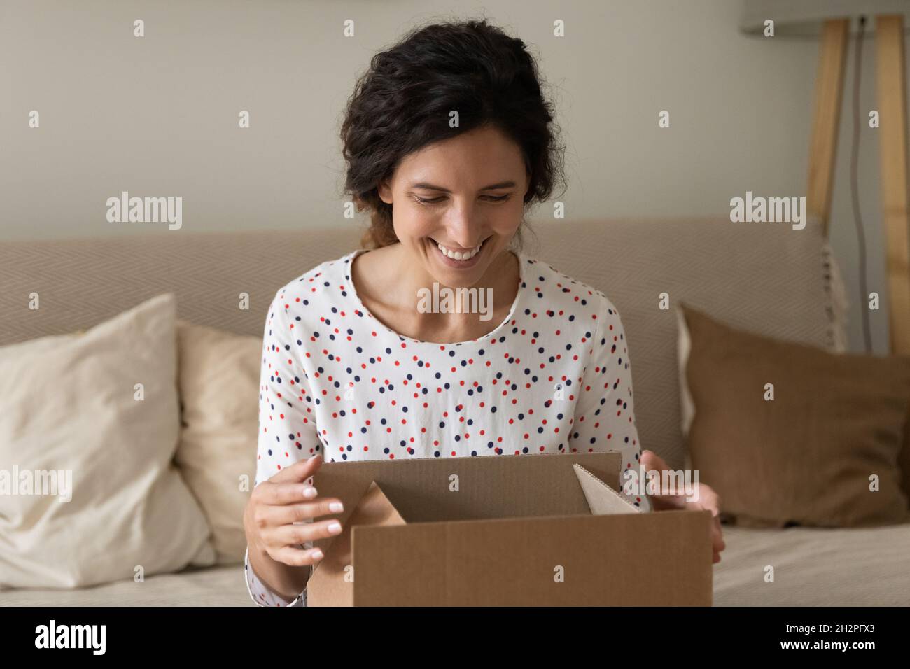 Glücklicher Käufer, der eine Bestellung aus dem Internet-Shop erhält Stockfoto
