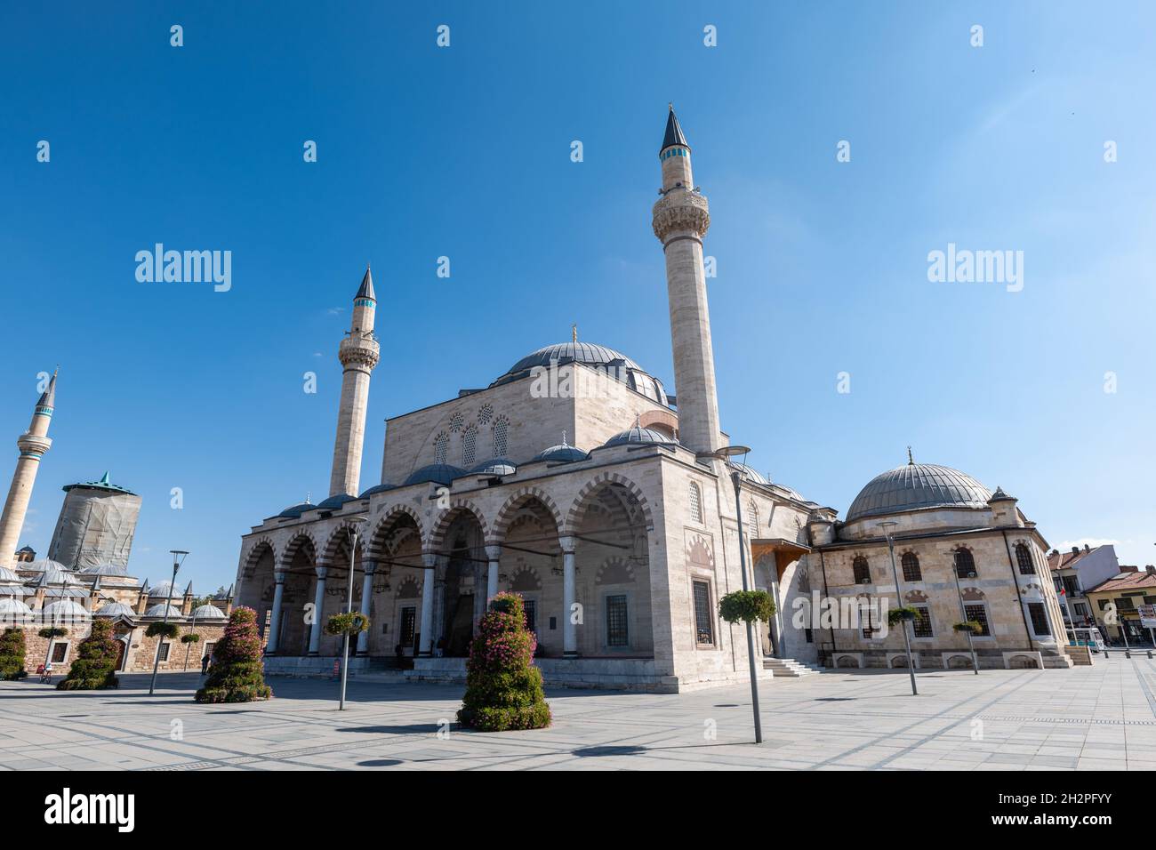 Konya, Türkei - 2021. September: Selimiye Moschee in Konya mit Mevlana Museum auf der Seite. Konya ist ein Pilgerziel für Sufis, Stockfoto