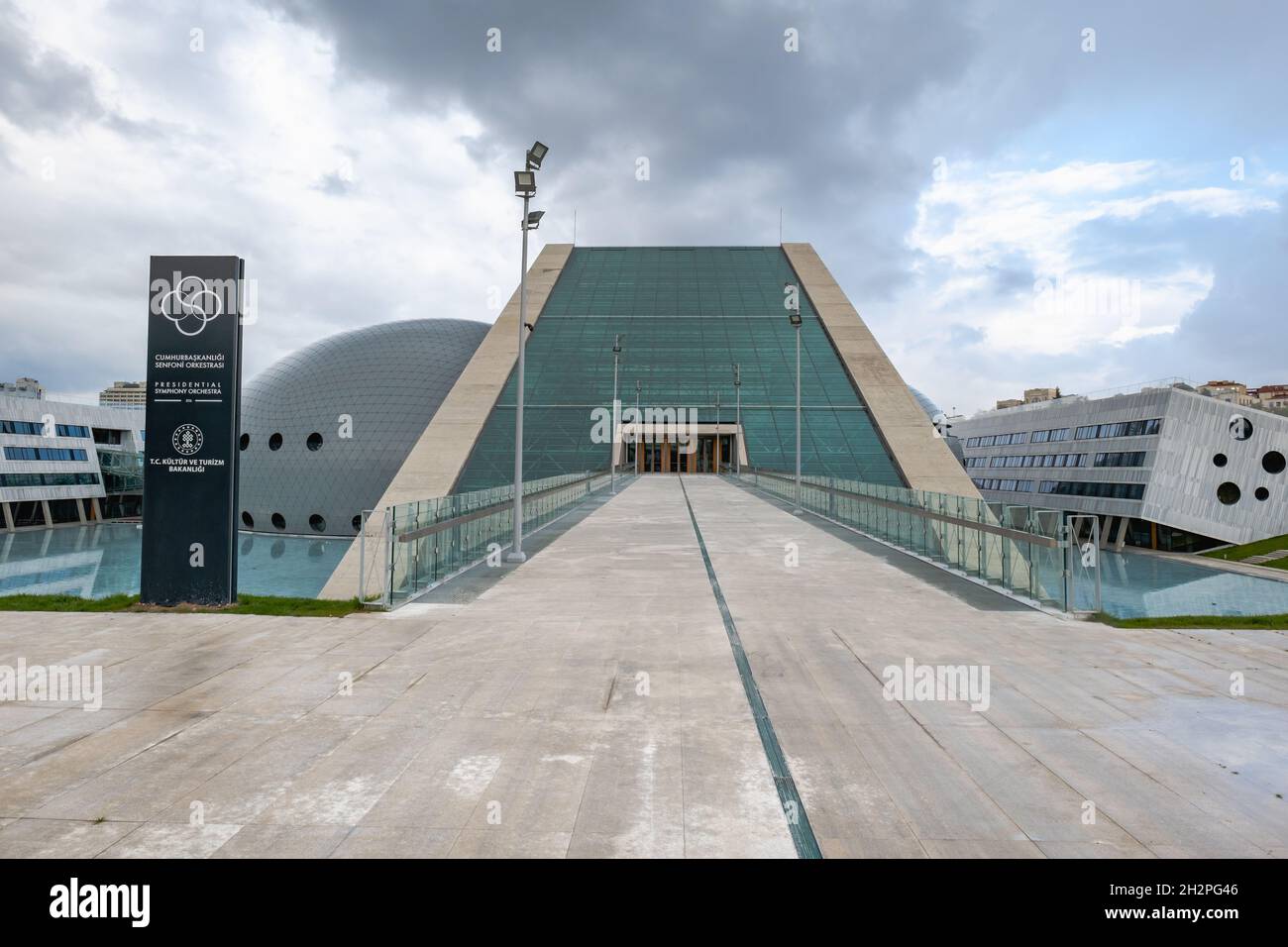 Ankara, Türkei - 2021. Oktober: Presidential Symphony Orchestra CSO Concert Hall. Das neue Konzerthausgebäude wurde 2020 in Ankara eröffnet. Stockfoto