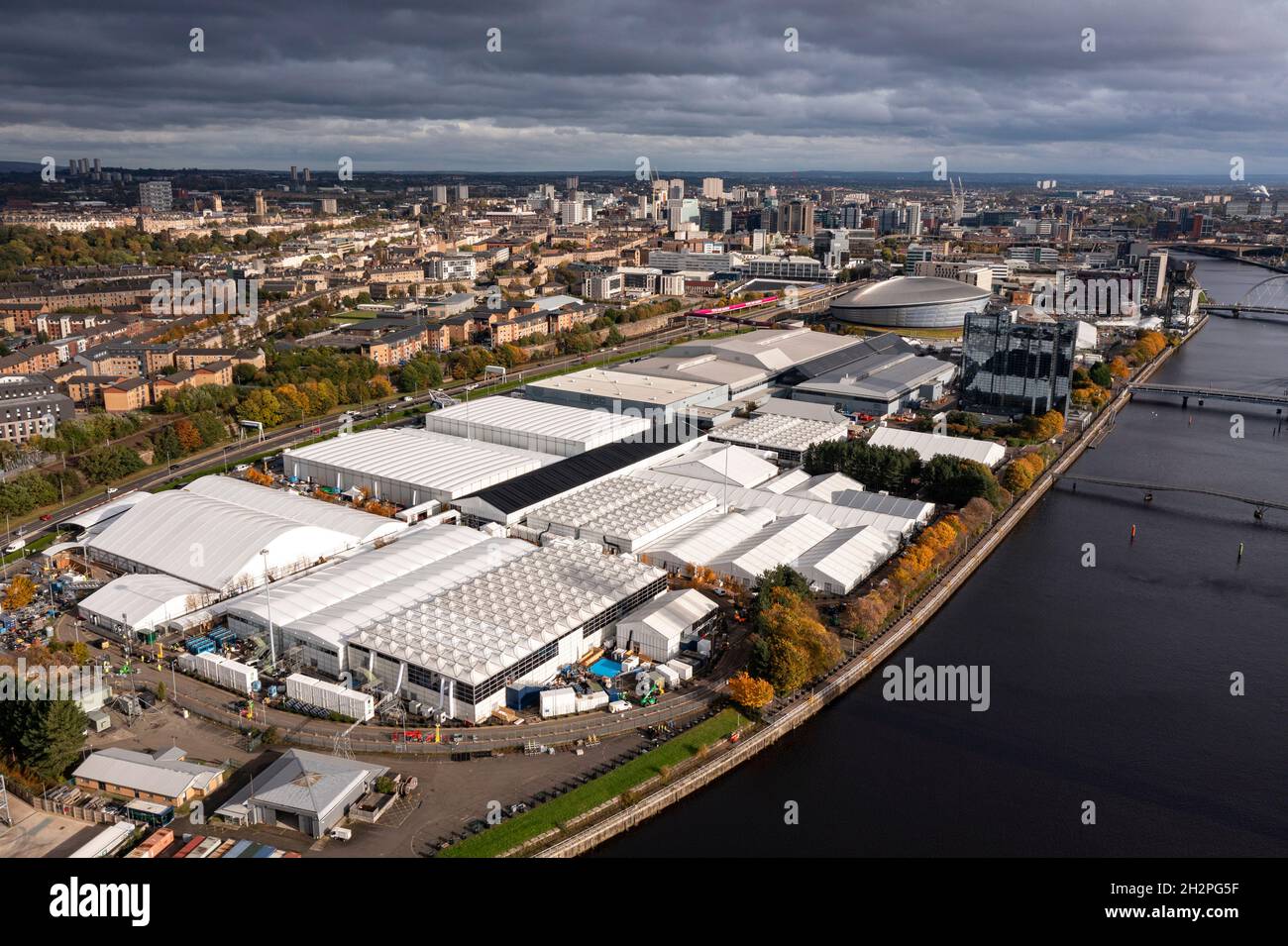 Glasgow, Schottland, Großbritannien. Oktober 2021. BILD: Luftdrohnenansicht von oben auf dem COP26-Gelände. Quelle: Colin Fisher/Alamy Live News Stockfoto