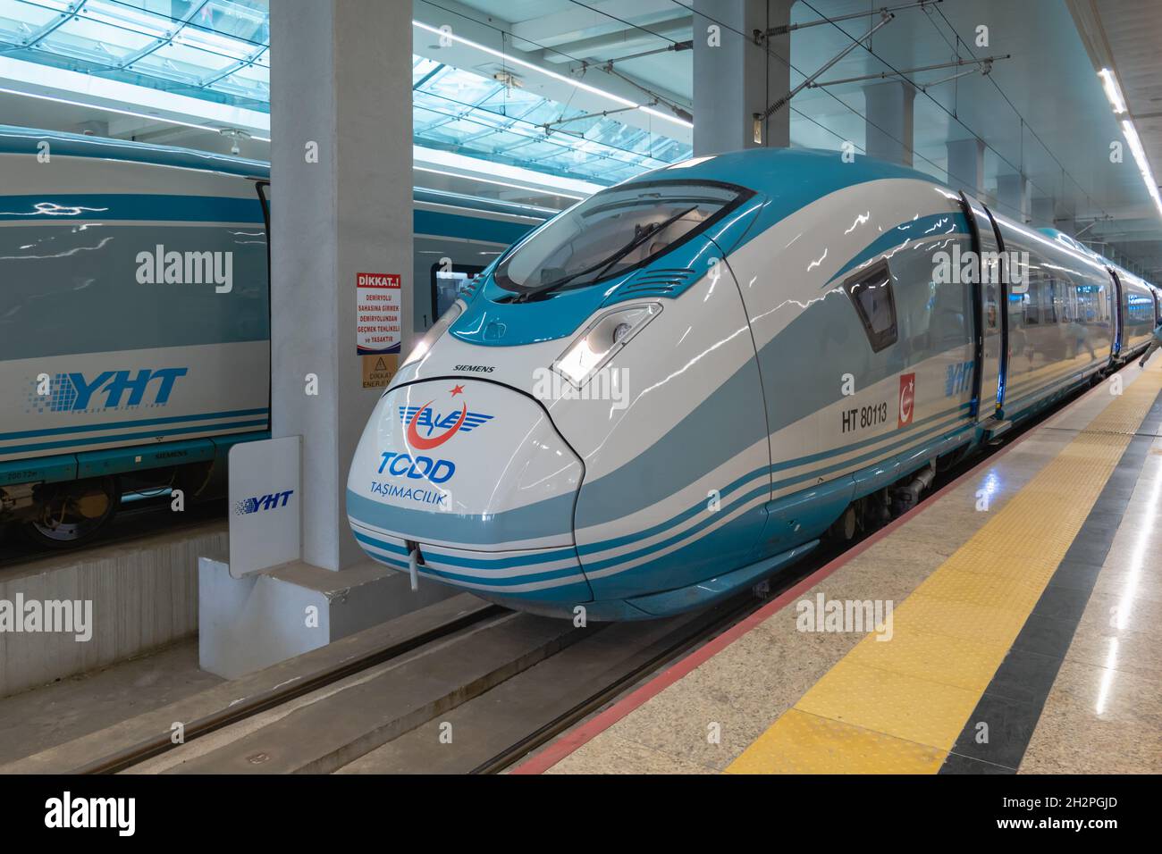 Ankara, Türkei - September 2021: YHT Schnellzug, Hochgeschwindigkeitszug am Bahnsteig in Anakra Station. YHT ist der einzige Hochgeschwindigkeitszug in der Türkei Stockfoto