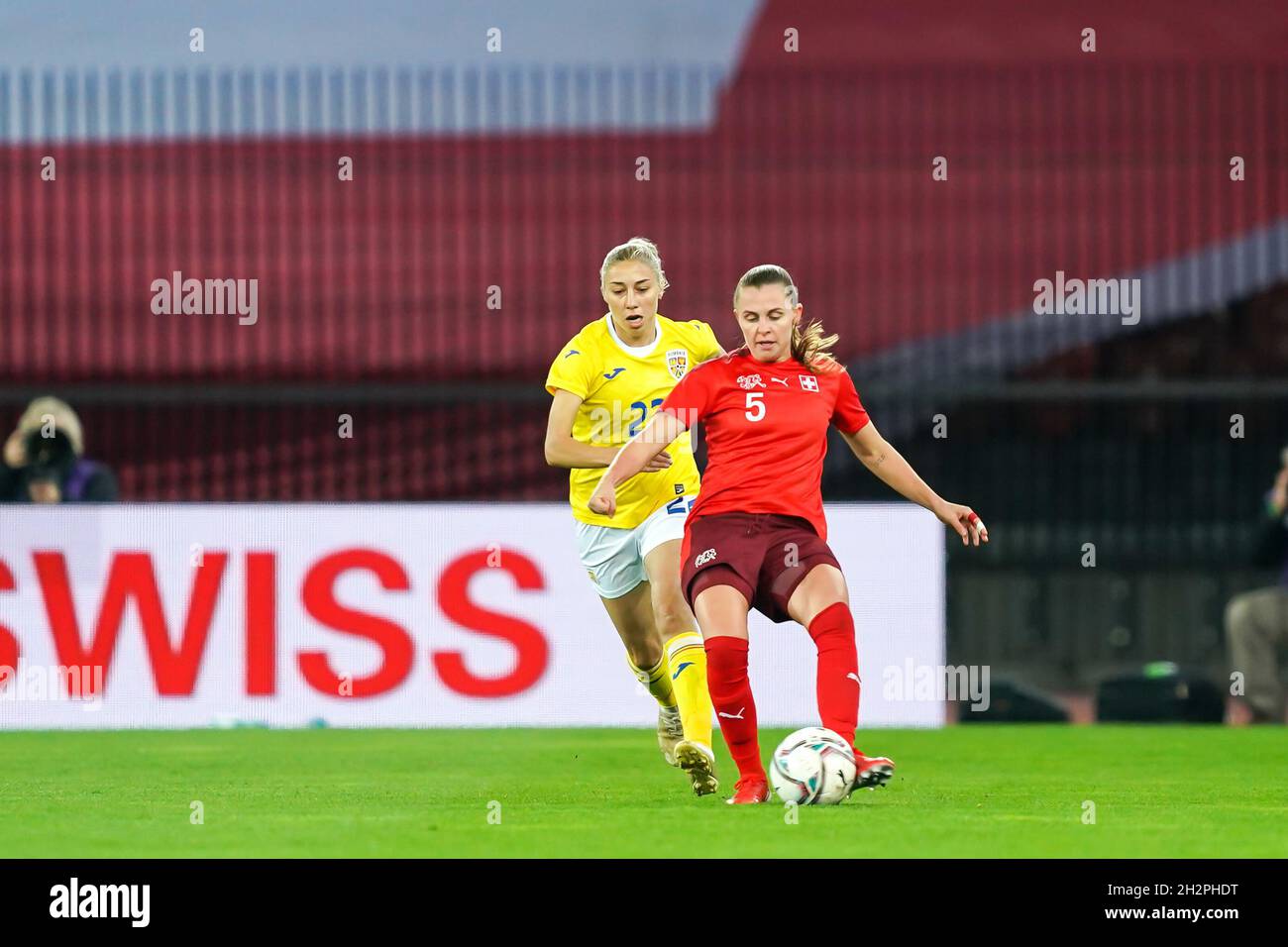 Zürich, Schweiz. Oktober 2021. Zürich, Schweiz, 22. Oktober 2021: Noelle Maritz (5 Schweiz) spielt beim UEFA-Qualifikationsspiel der Schweiz und Rumäniens zur FIFA-Damen-Weltmeisterschaft im schweizerischen Letzigrund den Ball. Daniela Porcelli/SPP Quelle: SPP Sport Press Foto. /Alamy Live News Stockfoto