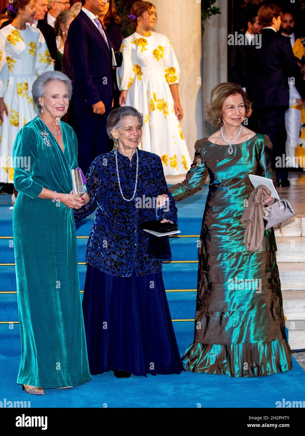 Athen, Griechenland. Oktober 2021. Prinzessin Benedikte von Dänemark, Königin Sofia von Spanien und Prinzessin Irene von Griechenland verlassen am 23. Oktober 2021 nach der königlichen Hochzeit die Kathedrale von Athen.Quelle: Albert Nieboer/Netherlands OUT/Point de Vue OUT/dpa/Alamy Live News Stockfoto