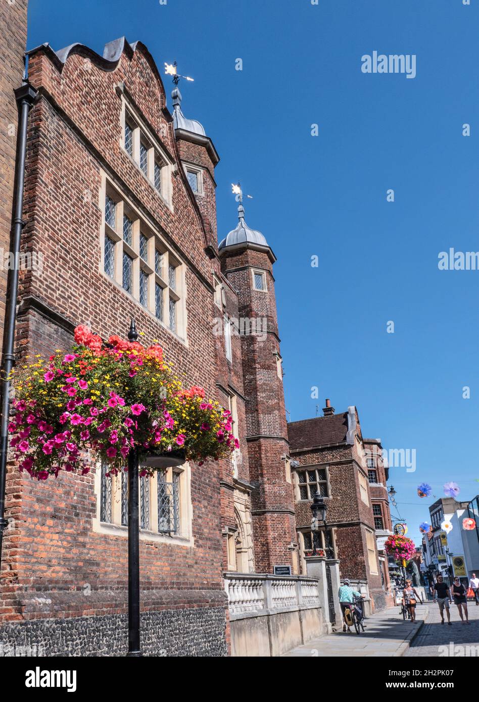 Abbot's Hospital ein Haus der Jakobischen Almosen mit herbstlichen Blumenkörben in der High Street Guildford, Surrey, England Stockfoto