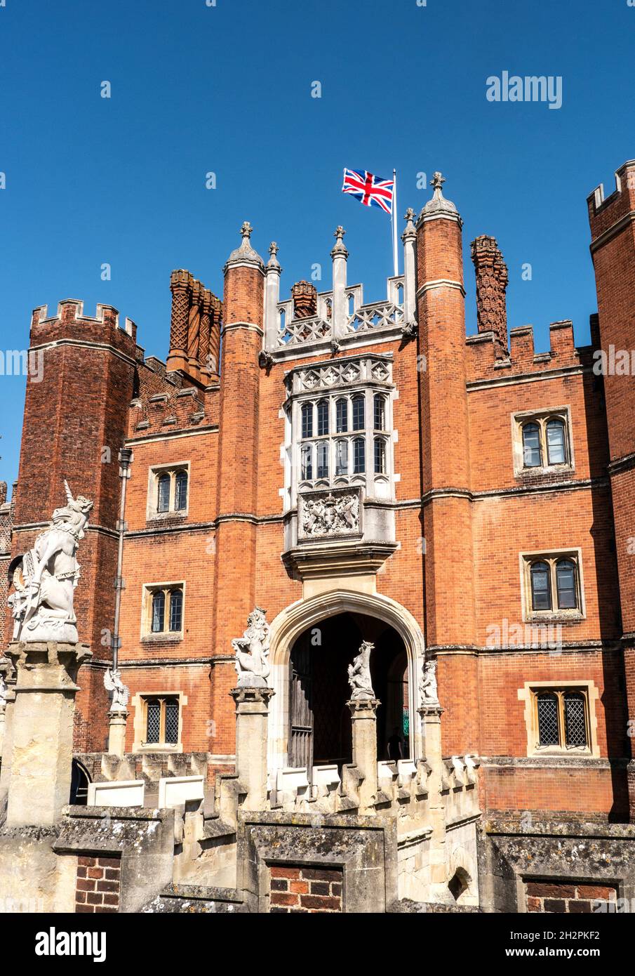 Hampton Court Palace mit der Jack-Flagge Richmond upon Thames Greater London Surrey UK Hampton Court Palace am Ufer der Themse Stockfoto