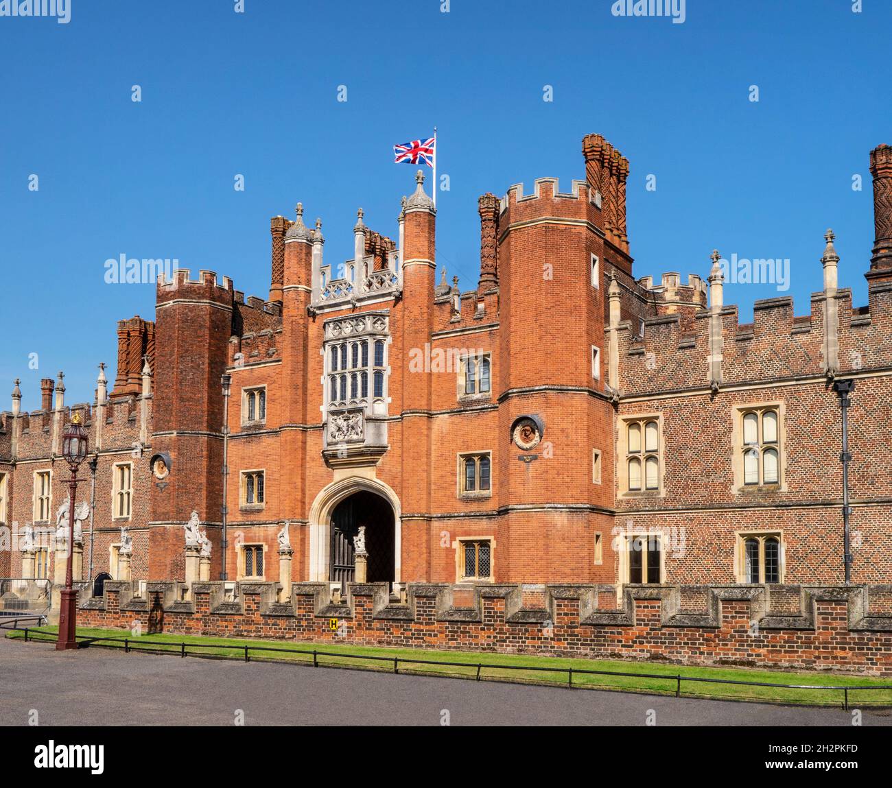 Hampton Court Palace Westeingang mit Union Jack Flagge. Ein königlicher Palast im Londoner Stadtteil Richmond an der Themse Großraum London Surrey UK Stockfoto