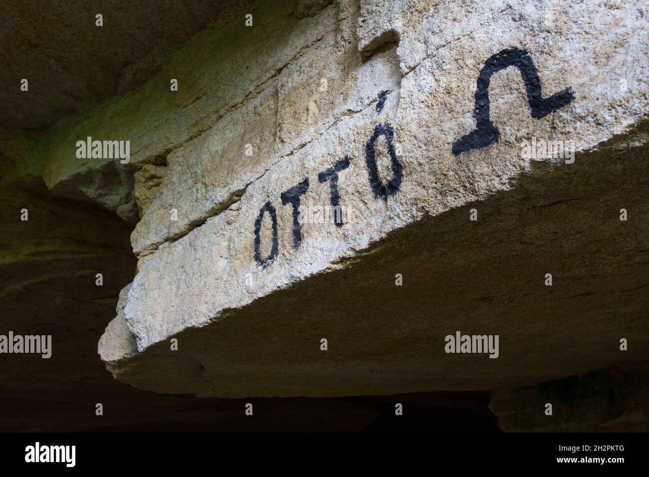 Otto-barlang (Otto-Höhle) von außen. Eine kleine Sandsteinhöhle an der Grenze zwischen Ungarn und Österreich Stockfoto