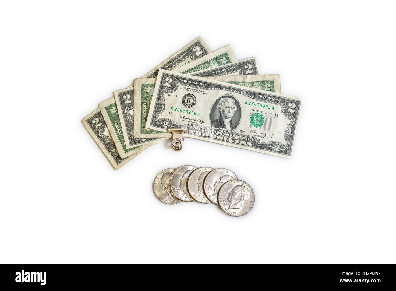 Ein Stapel von zwei Dollar-Papierscheinen, die 1976 zum Gedenken an die zweihundertjährigen US-Silbermünzen mit einem Dollar ausgegeben wurden. Isoliert auf weißem Hintergrund. Stockfoto