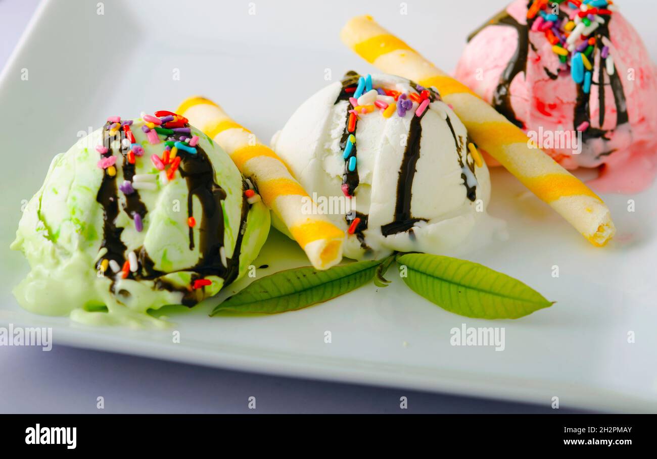 Eisbecher mit unterschiedlichem Geschmack und Geschmack. Stockfoto