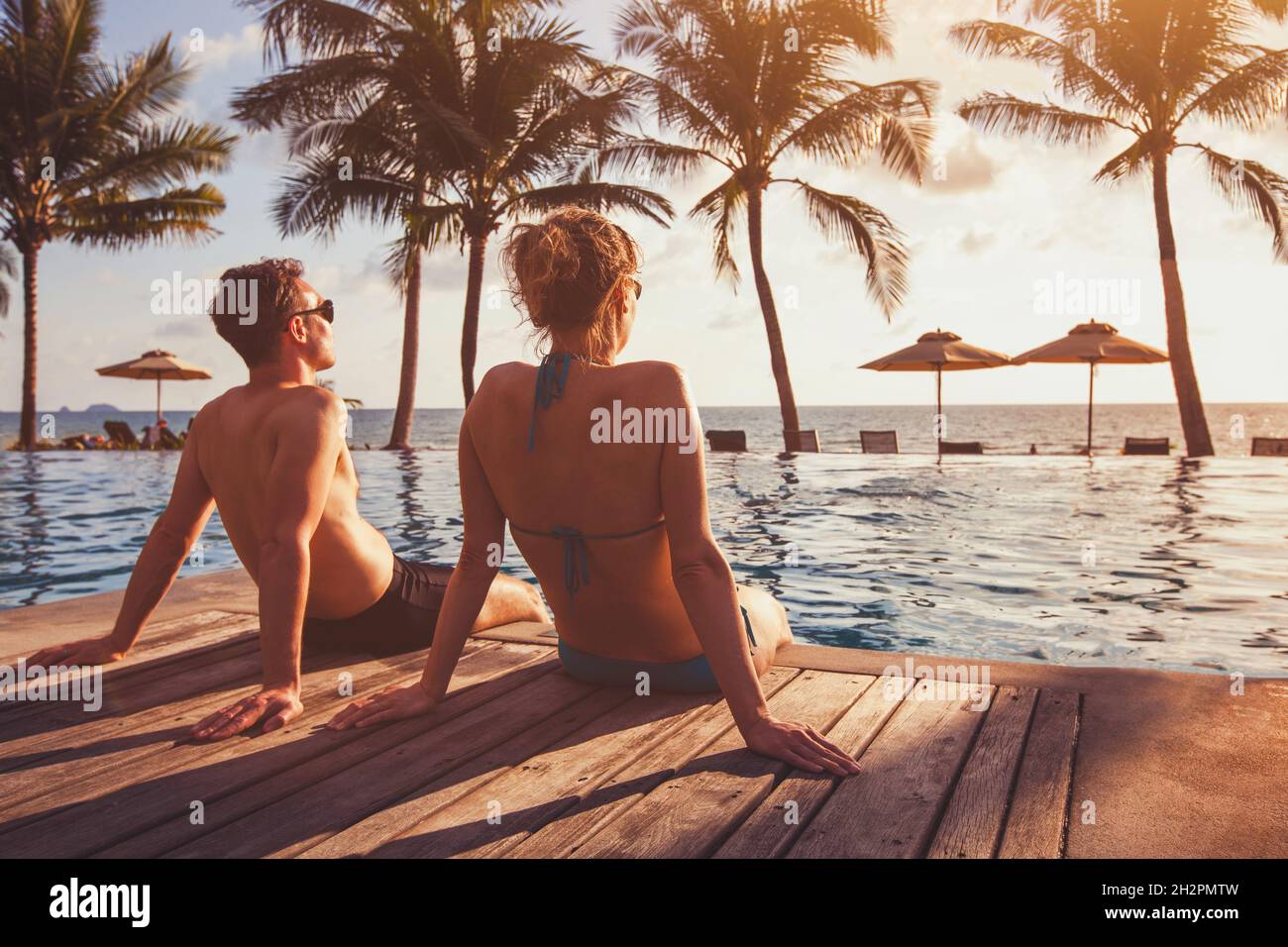 Romantischer Kurzurlaub für Paare, Flitterwochen am Strand in einem Luxushotel Stockfoto
