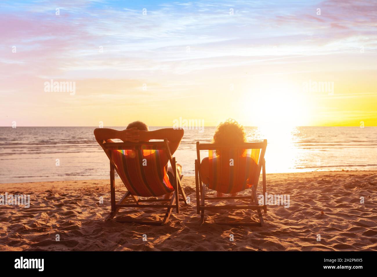 Sommerferien, Strandreisen, Urlaub für Paare, Mann und Frau entspannen und genießen Sie das Leben zusammen bei Sonnenuntergang Stockfoto Sommerferien, Strandreisen, Urlaub für Paare, Mann und Frau entspannen und genießen Sie das Leben zusammen bei Sonnenuntergang Stockfoto