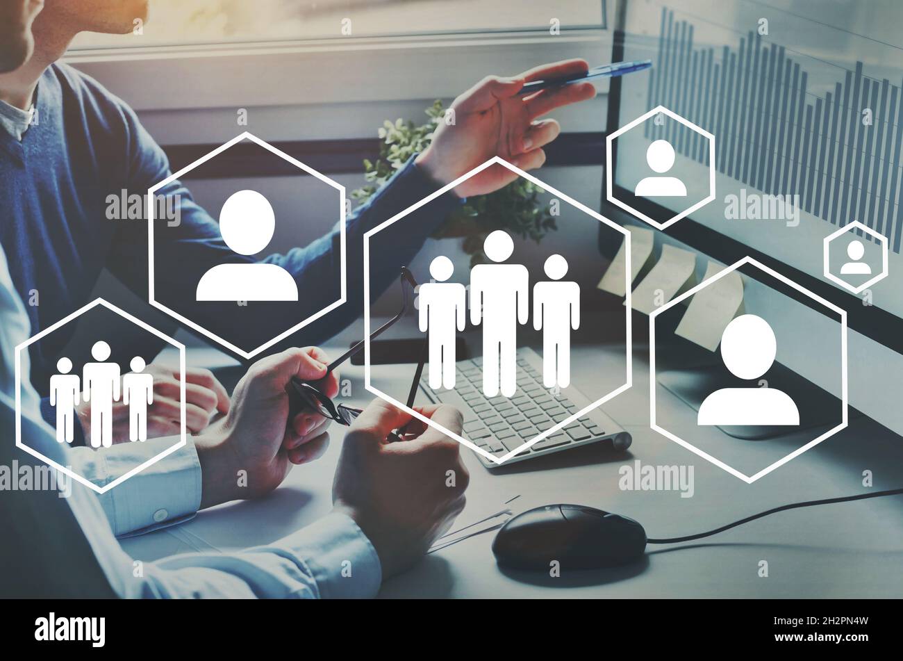 HR, Personalmanagement und Team-up-Konzept, Unternehmensnetzwerk mit People Icons, Geschäftsteam als Hintergrund Stockfoto