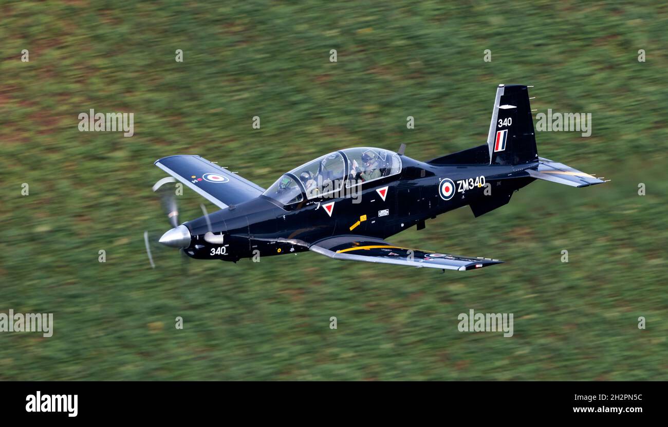 RAF Beechcraft T-6C Texan II ZM340 von RAF Valley auf einem niedrigen Niveau Flugtraining sortie im Jahr LFA7 Stockfoto